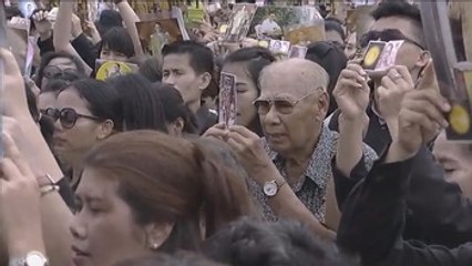 Miles de tailandeses recuerdan al rey fallecido con el himno de la monarquía