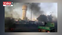 بالفيديو..الأهالى يشعلون النيران فى إطارات السيارات بطريق بلبيس لإنشاء مطب