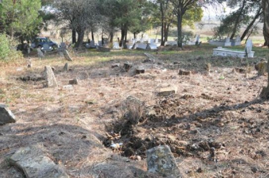 Define Avcıları, Mezarlığın Altını Üstüne Getirdi