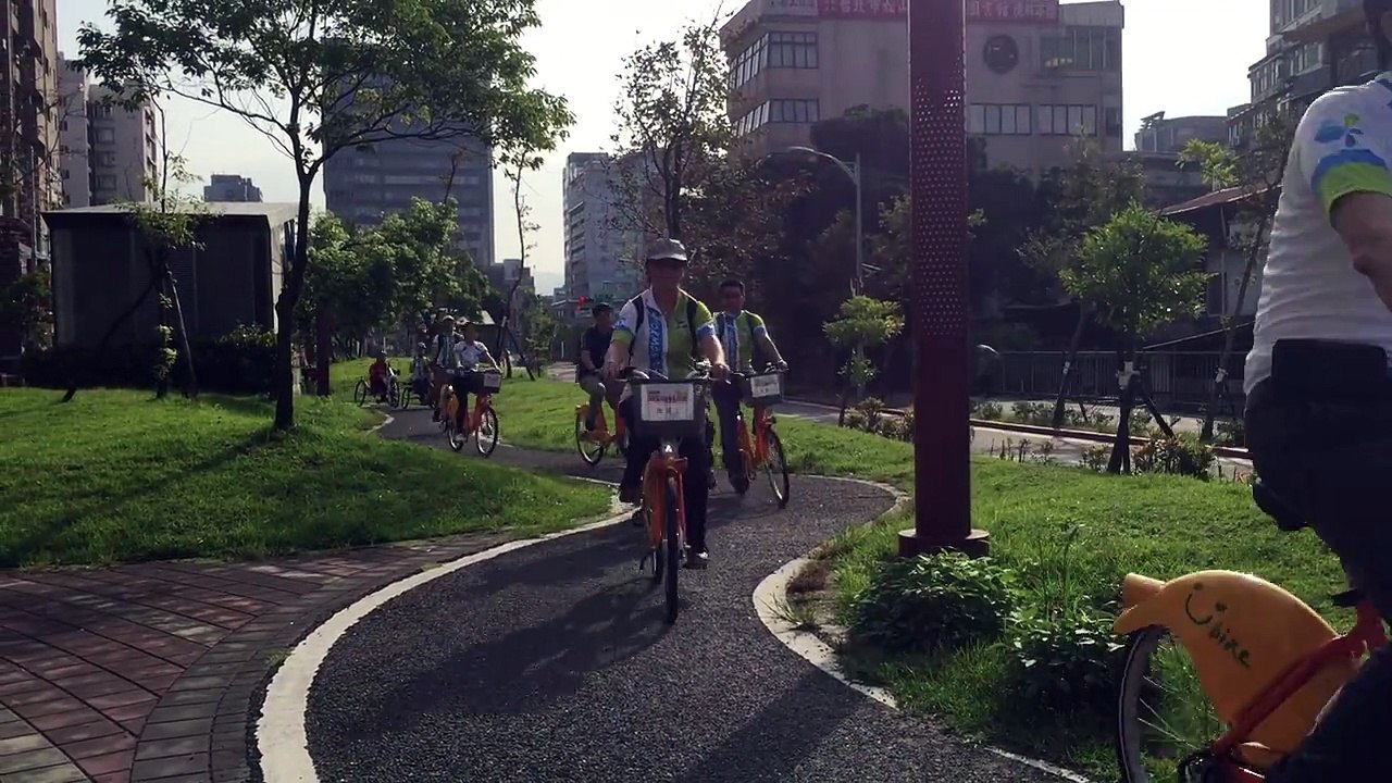 蔣萬安親自體驗 為身障設計「手搖自行車」