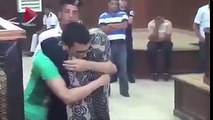 عرب کی کورٹ میں آیا عجیب واقعہ ماں کی ججوں کے آگے التجائیں منتیں بیٹے سے ایک بار گلے مل لینے دو