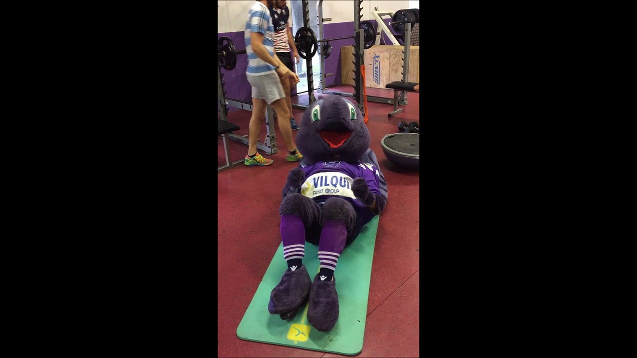 Cagou la mascotte du SAXV Charente Rugby s'entraine