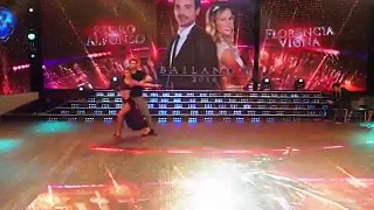 Ensayo con música. Por favor observen como Pedro marca la coreo, baila poco para cuidarse...