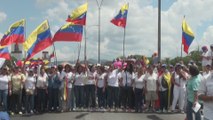 Cientos de mujeres marchan en Venezuela contra la suspensión del referendo