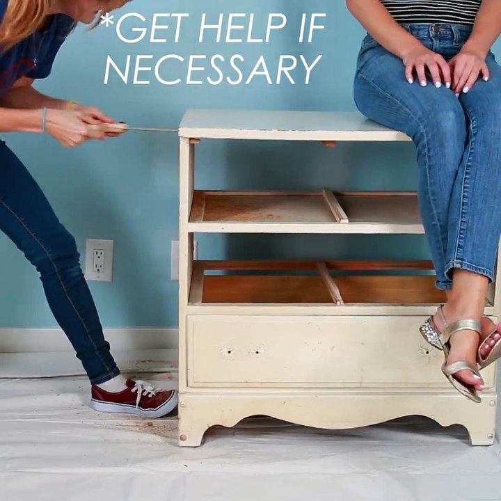 Elle trouve une vieille commode dans les ordures! Son idée pour la récupérer est géniale!