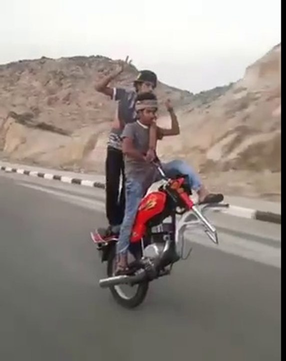 Impressionnant debout à 2 sur une moto sans roue avant
