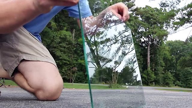 Voici ce que vous devez faire si vous êtes prisonnier dune voiture tombée dans leau!