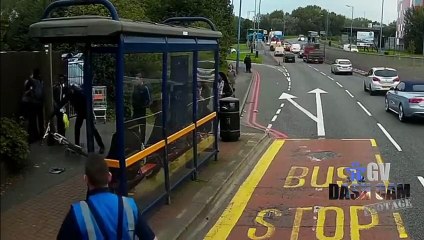 Il s'arrête pour aider un garçon