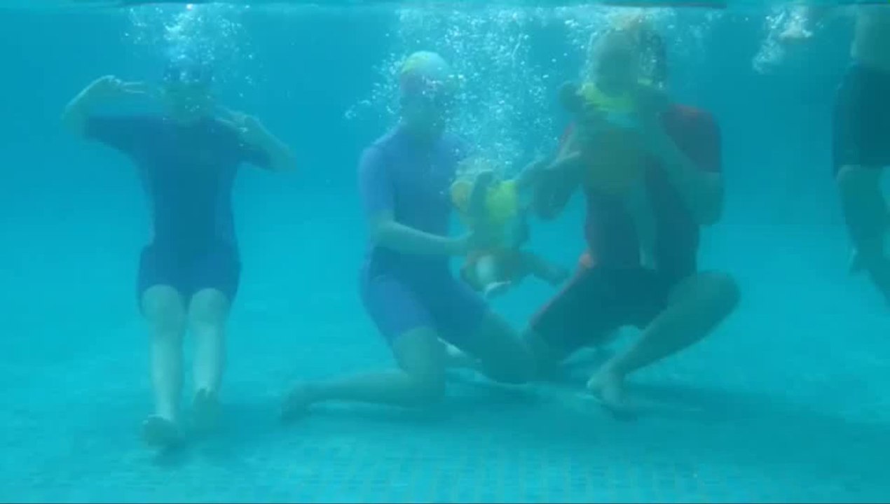 4 Month Twin Babies Enjoy Underwater Diving