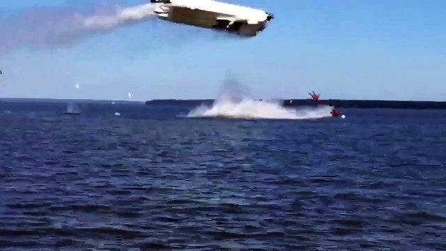 Terrible accident pendant une course offshore... Les 2 pilotes éjectés du bateau