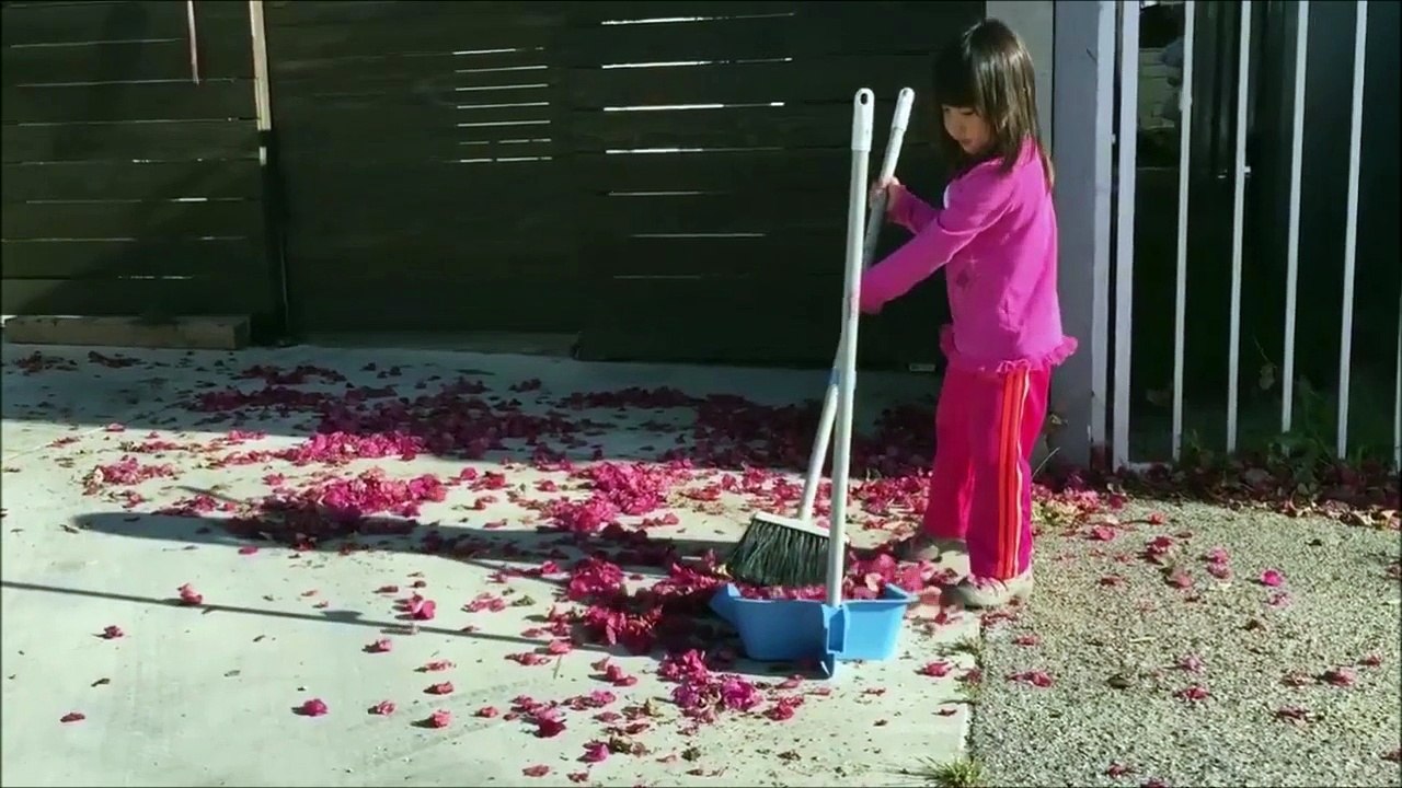 Il pense aider mais... Trop mignon le gamin