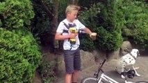 Modifica la sua bici applicando un trapano al posto dei pedali. Geniale!