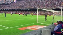 Lionel Messi s'énerve alors que des objets pleuvent sur les joueurs du FC Barcelone