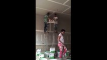 Ces deux ouvriers ont trouvé une solution infaillible pour éviter de déplacer l'échelle sans arrêt !