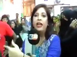 Breaking News !!! Police Constable Slap Female Media Reporter Ko thapar Maar Diya. - YouTube