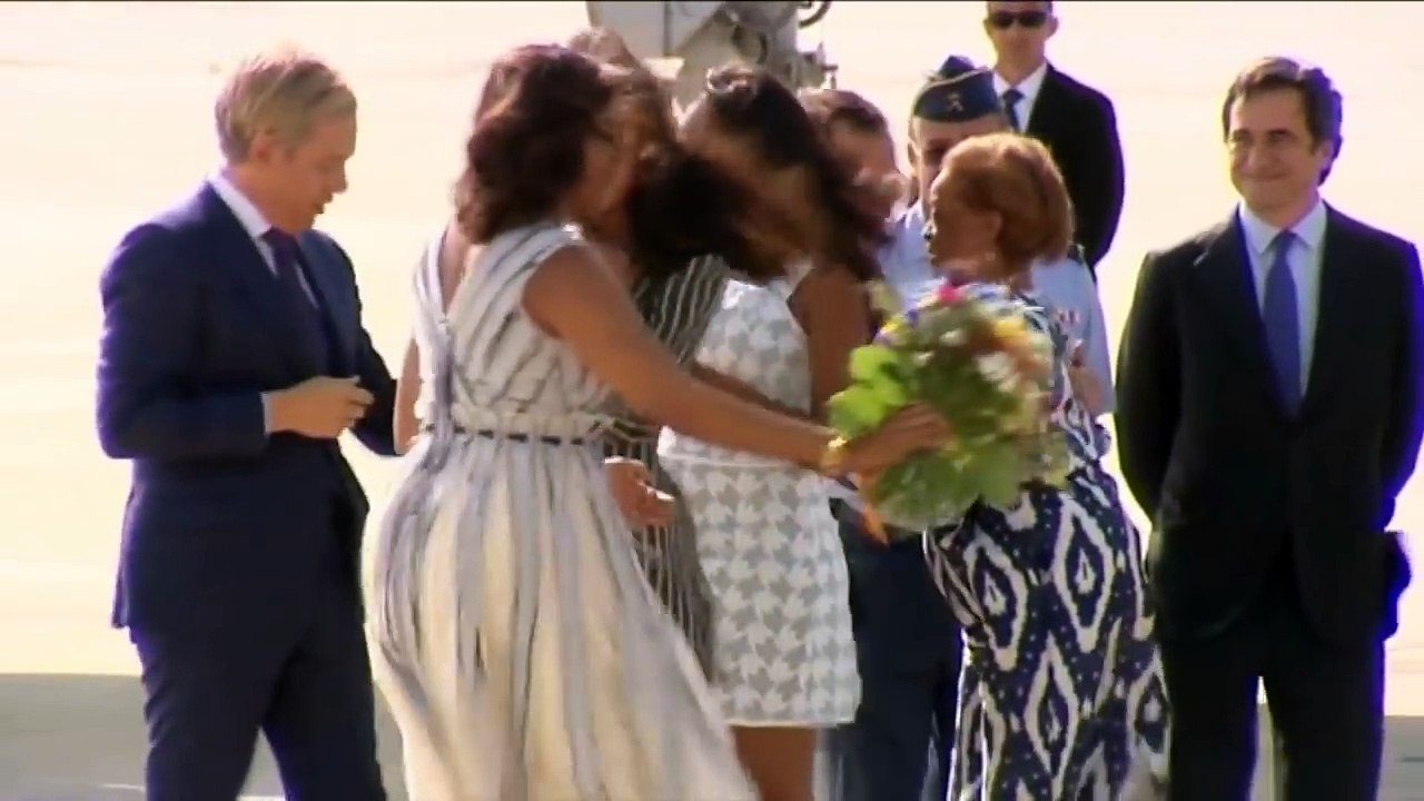 Malia Obama enseña sus bragas accidentalmente (Hija de Barack Obama) | Descuidos de famosas