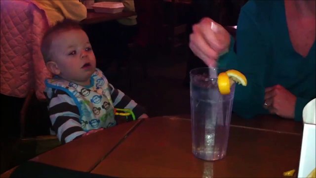 Il danse au son des glaçons!