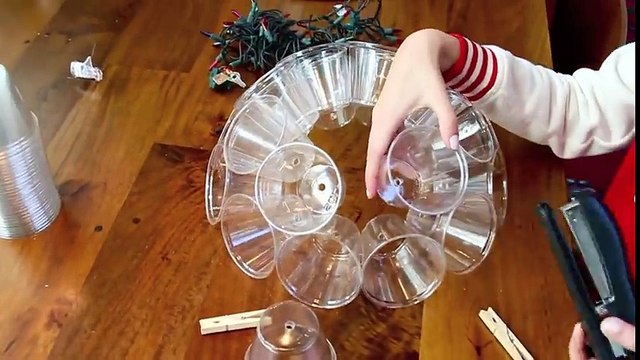 Il perce le fond de 50 verres de plastique ce quil en fait est éblouissant!