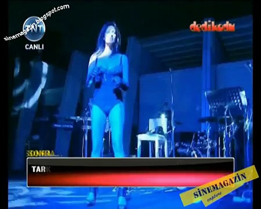 Tuğba Ekinci - İÇ ÇAMAŞIRLA SAHNEDE