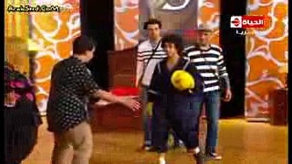 مضحك جدا خروج علي ربيع عن النص لمده خمس دقائق قاتله