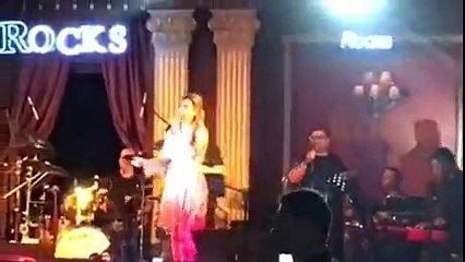 Funda Arar - Gözlerin Nemli Nemli (canli)