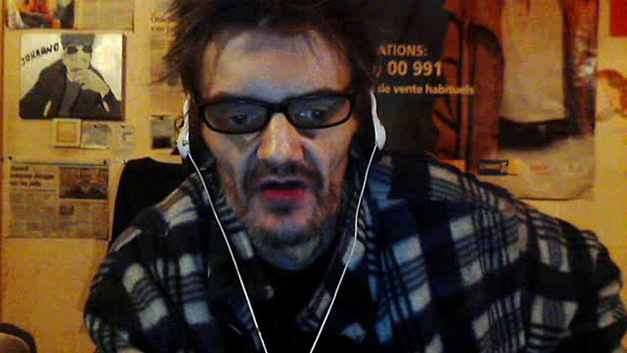 un petit canard au bord de l eau