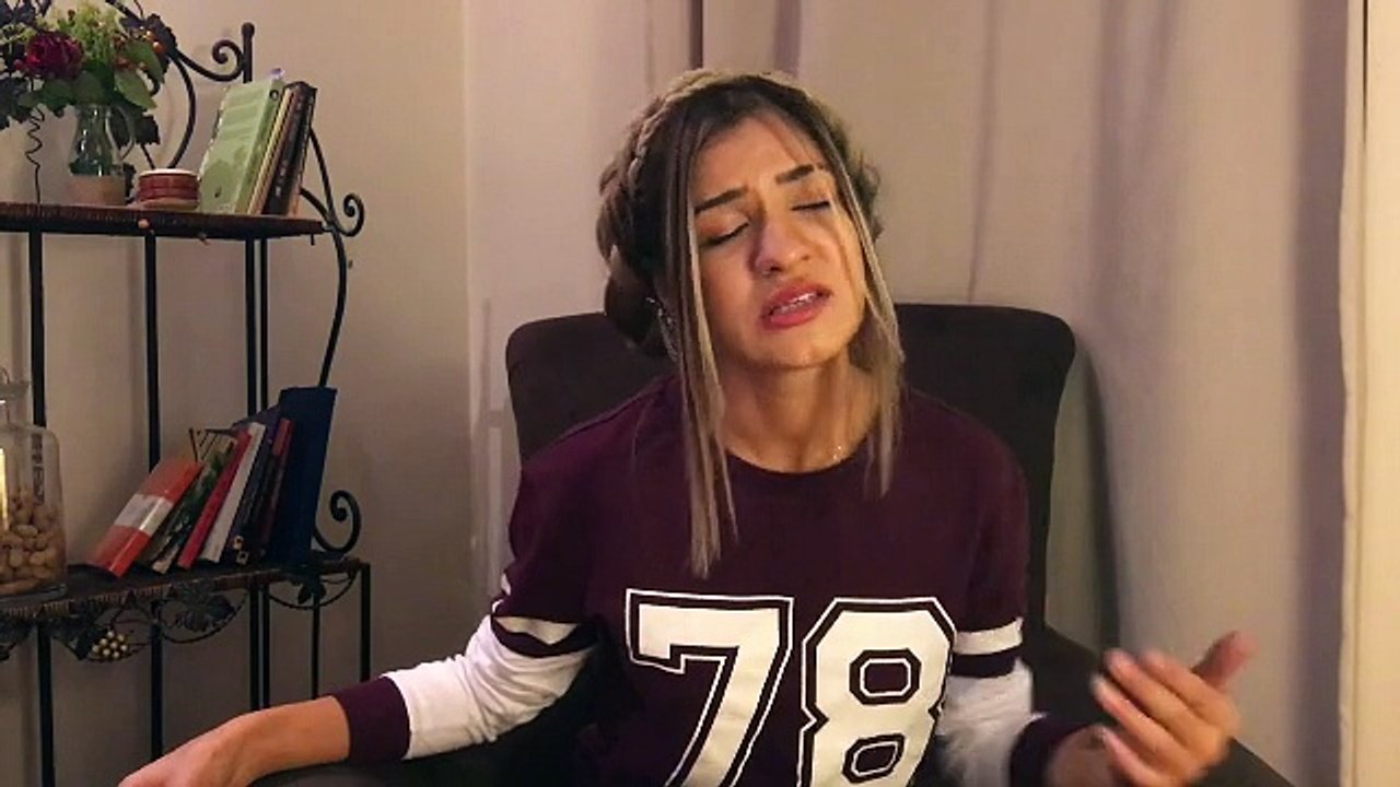 Feride Hilal Akın - Gözlerimi Kapatsam (Akustik Canlı Performans)