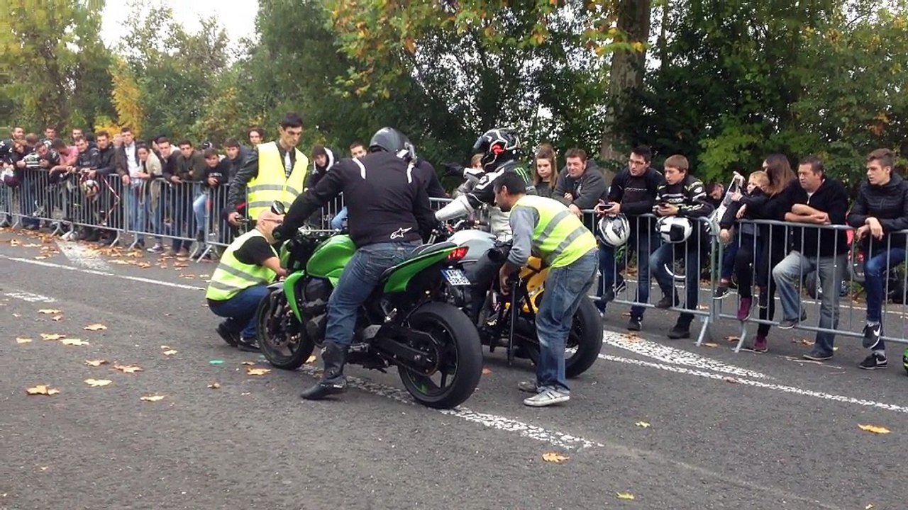 Des acrobates à moto à Roullet (images Julien Prigent)
