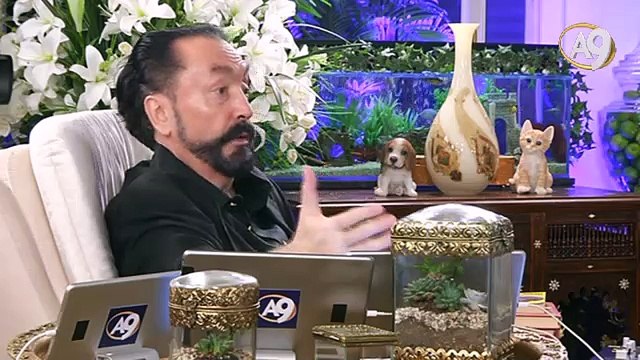 Münafık kendisini överken karşı tarafa küstahlık yapar ve akıl almaz şeylerle itham eder