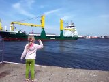 Une enfant demande un coup de sirène à un bateau