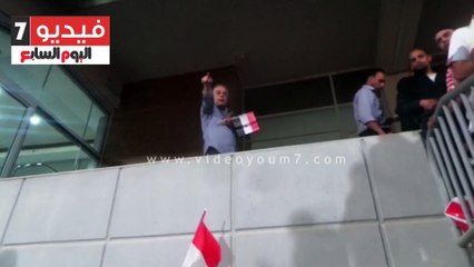 نقيب الممثلين يؤازر نادى الزمالك من مدرجات برج العرب بنهائى إفريقيا
