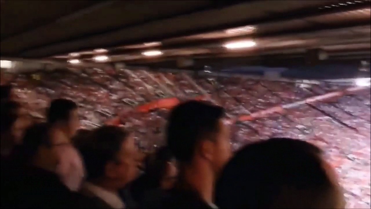 Angry Manchester United Fans Singing "F.ck Off Mourinho!"
