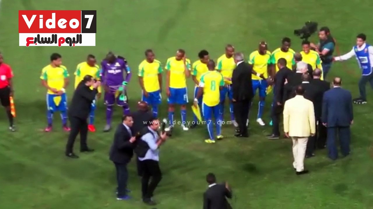 وزير الرياضة ومرتضى منصور يصافحون لاعبى والزمالك وصن داونز بأرضية الملعب