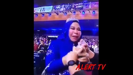 Dato seri vida berebut rampas mikrofon live. Netizen kecam Astro.