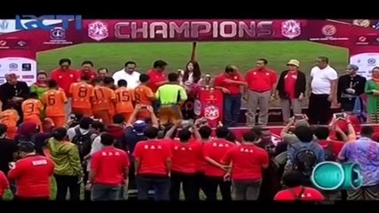 Julia Perez Menonton Turnamen Sepak Bola antar Rumah Susun