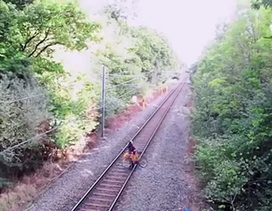 Railway worker saves a drunk man who was trying to get out of the train tracks