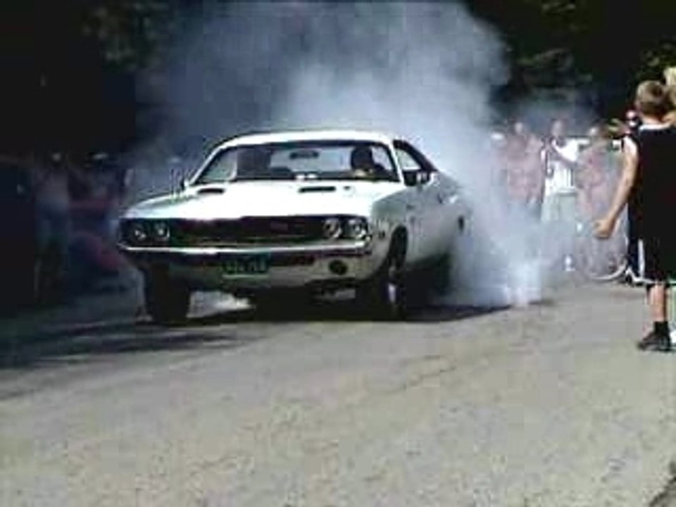(Video) - Mopar - 1970 Dodge Challenger Burnout