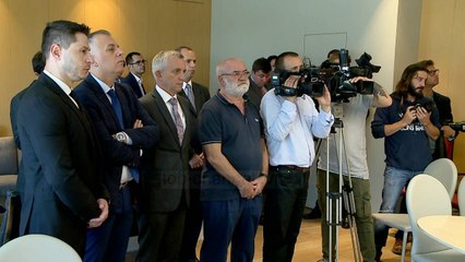 Thaçi dekoron Dritan Hoxhën - Top Channel Albania - News - Lajme