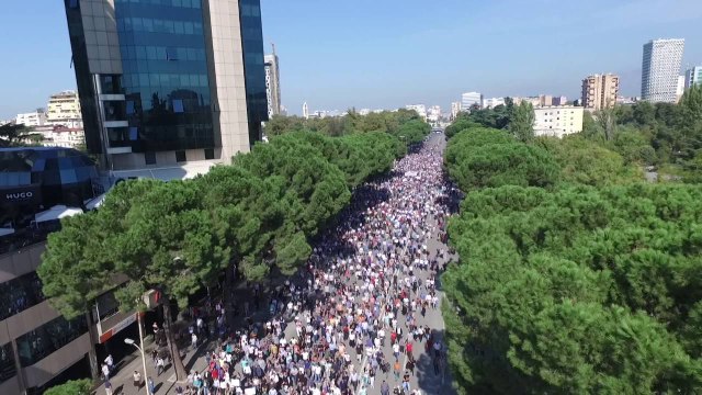 Protesta e parë nga qielli - Top Channel Albania - News - Lajme