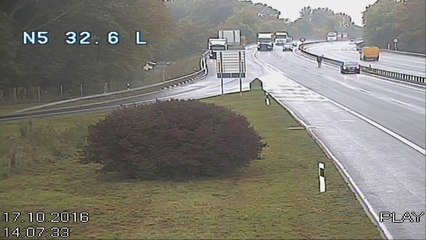 Un homme filmé en train de courir derrière sa voiture sur l’autoroute