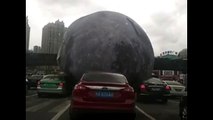 Quand la « lune » sème la panique dans les rues chinoises