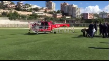 Ora News - Helikopteri i urgjencës ndërpret ndeshjen e futbollit, ulet në fushë
