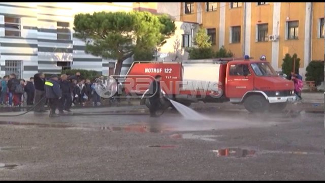 Ora News – Pas përmbytjes, nis pastrimi i rrugëve të Lezhës