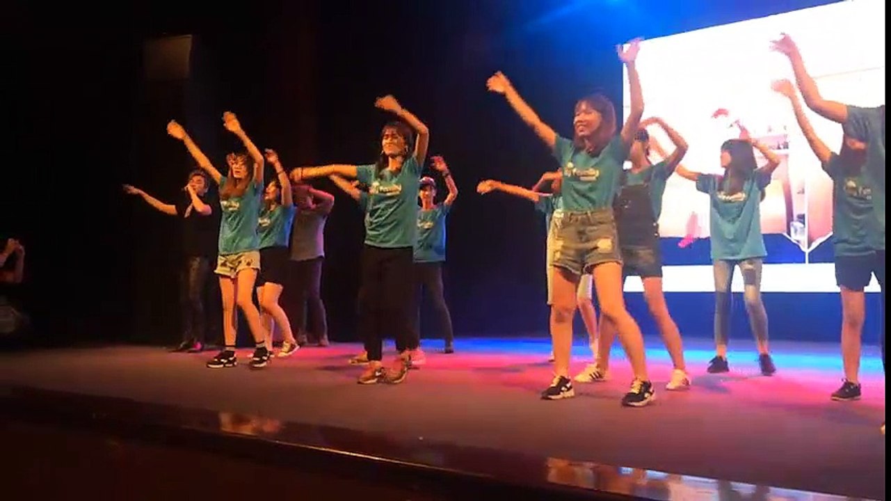 Sky's nhảy flashmob chúc mừng sinh nhật Sơn Tùng