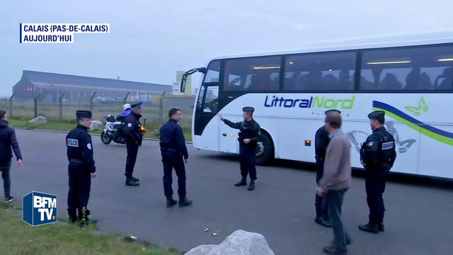 Calais: le premier car de migrants a quitté la Jungle