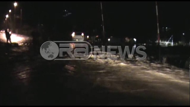 Ora News - Shirat e dendur, përroi del nga shtrati, përmbytet qendra e Laçit