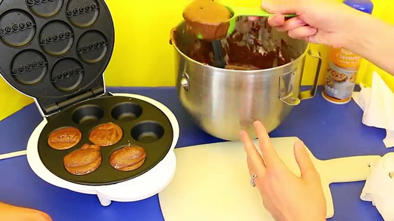Hostess CUPCAKE Maker Real Chocolate Mini Cakes DIY Frosting Cupcake Maker by DisneyCarToys
