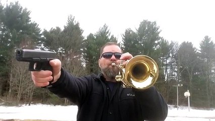 Il utilise un pistolet et une trompette pour jouer le générique de Mario