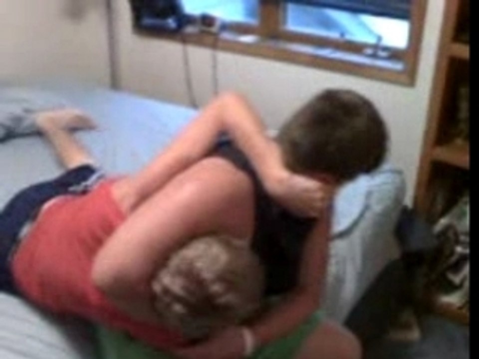 Dey keep wrestlin!
