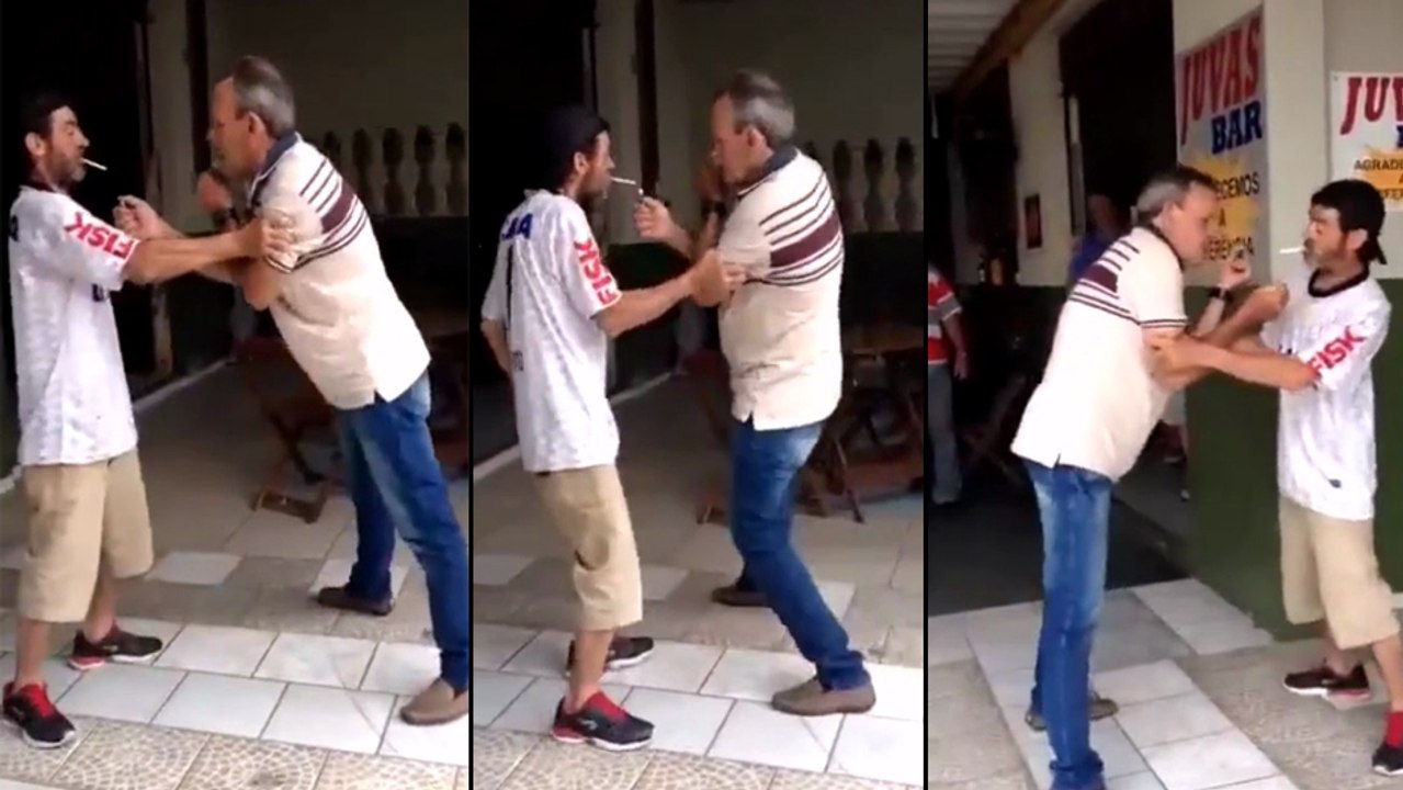 Ces deux mecs bourrés essayent d'allumer leurs cigarettes